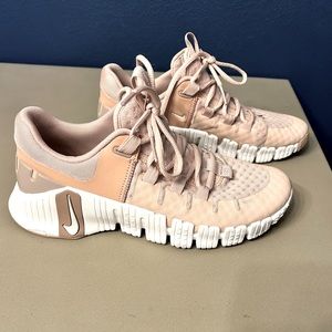 Nike Free Metcon 5
Women's Workout Shoes
Size 7.5
Pink/white/taupe